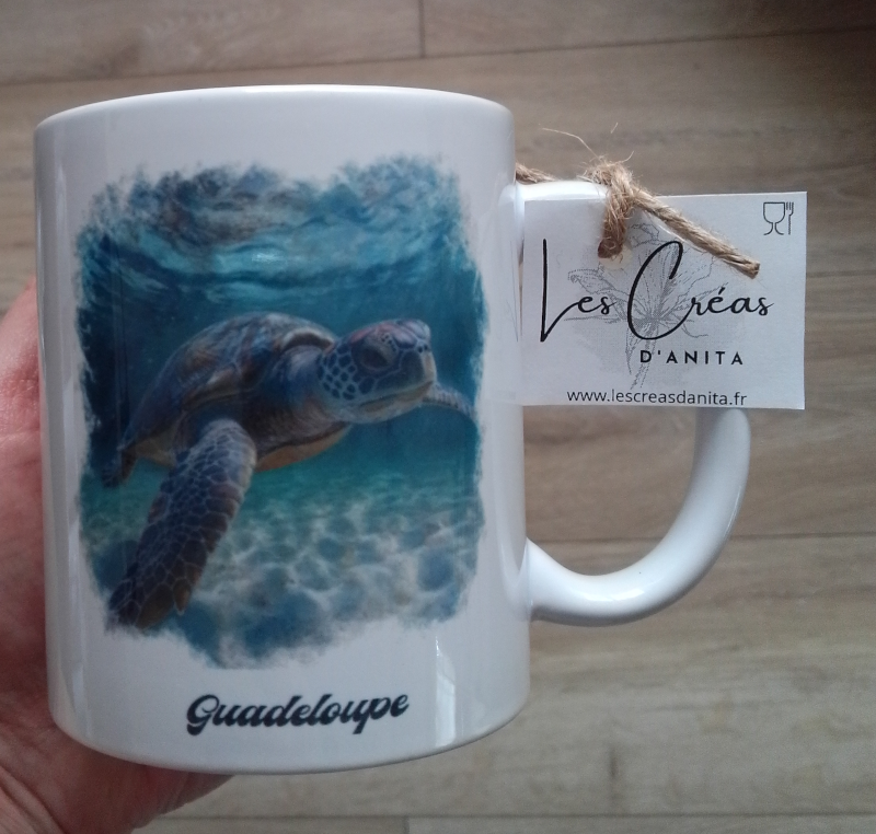 Mug personnalisé avec une tortue qui nage et un prénom