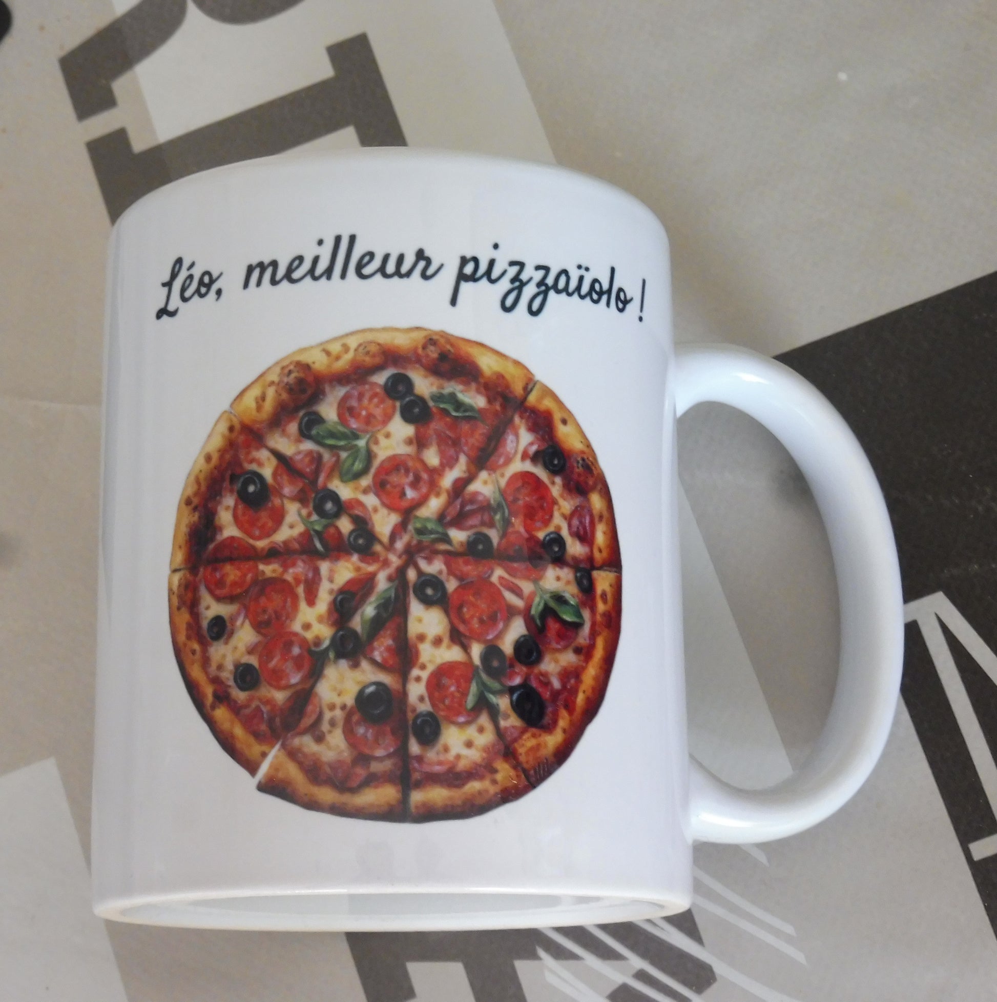 Mug blanc en céramique de 325 ml avec le dessin d'une grande pizza, et imprimé avec votre texte. Cadeau pour pizzaïolo / pzzaïola