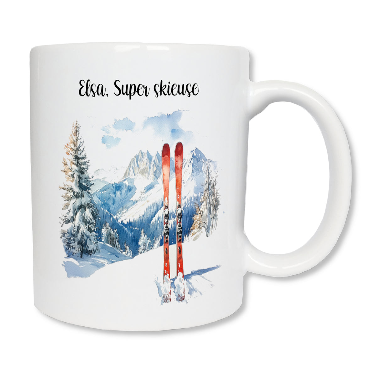 Mug personnalisé blanc en céramique de 325 ml avec avec des skis dans un paysage enneigé et personnalisé avec un texte. Cadeau pour skieur / skieuse.