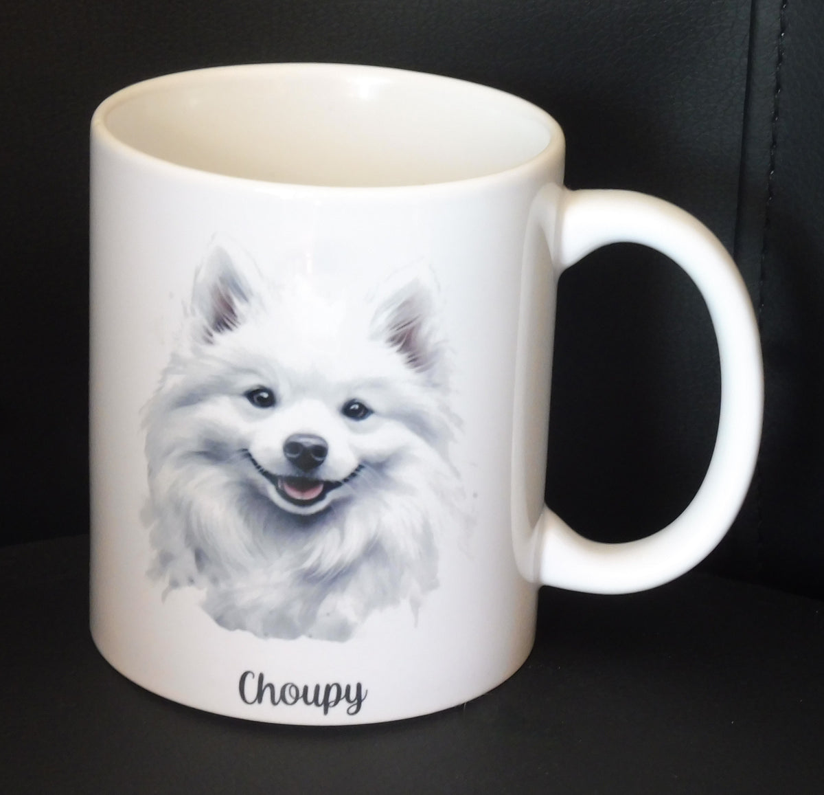 Mug blanc en céramique de 325 ml avec un dessin représentant la tête de face d'un chien spitz.