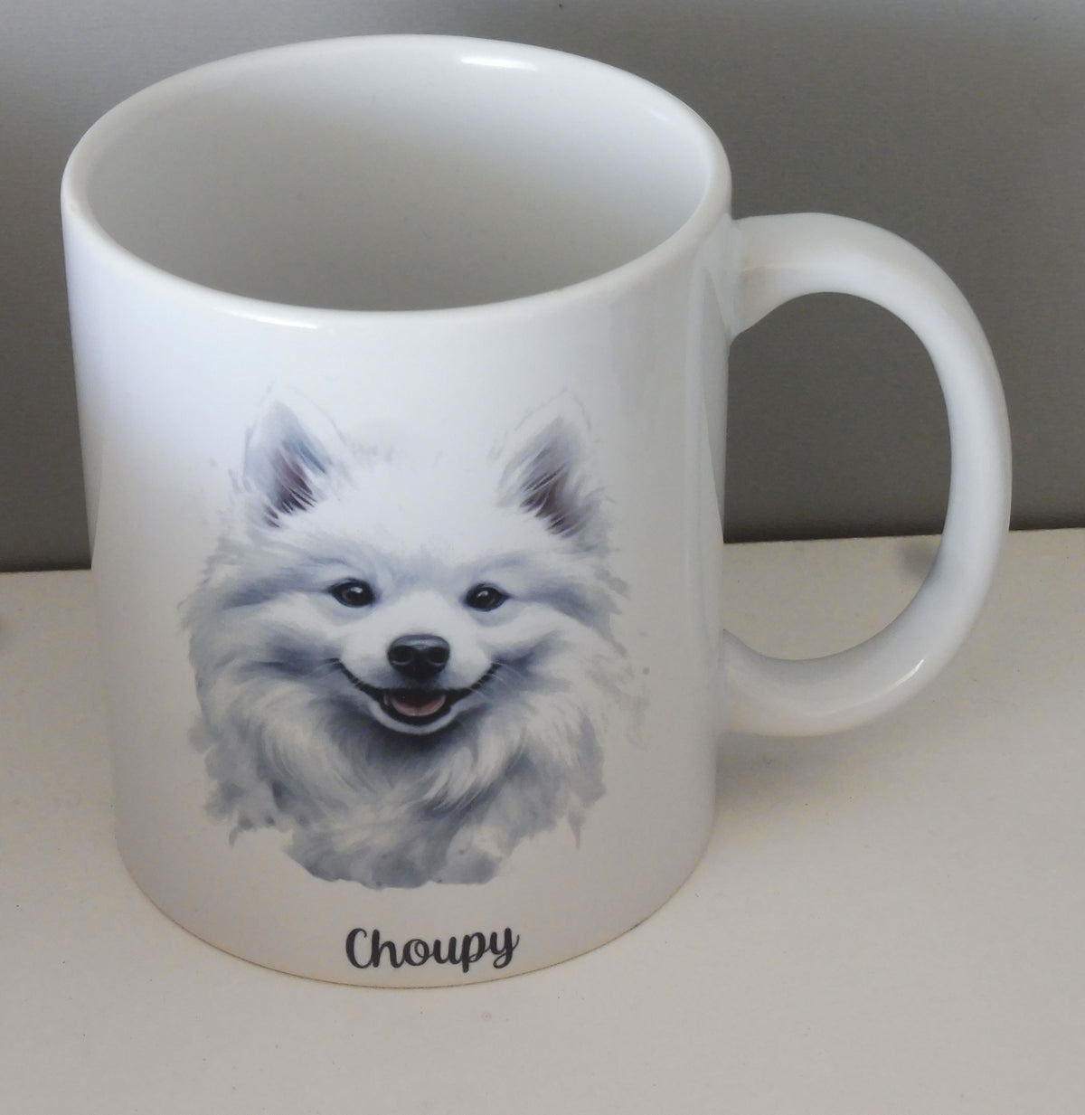 Mug blanc en céramique de 325 ml avec un dessin représentant la tête de face d'un chien spitz.