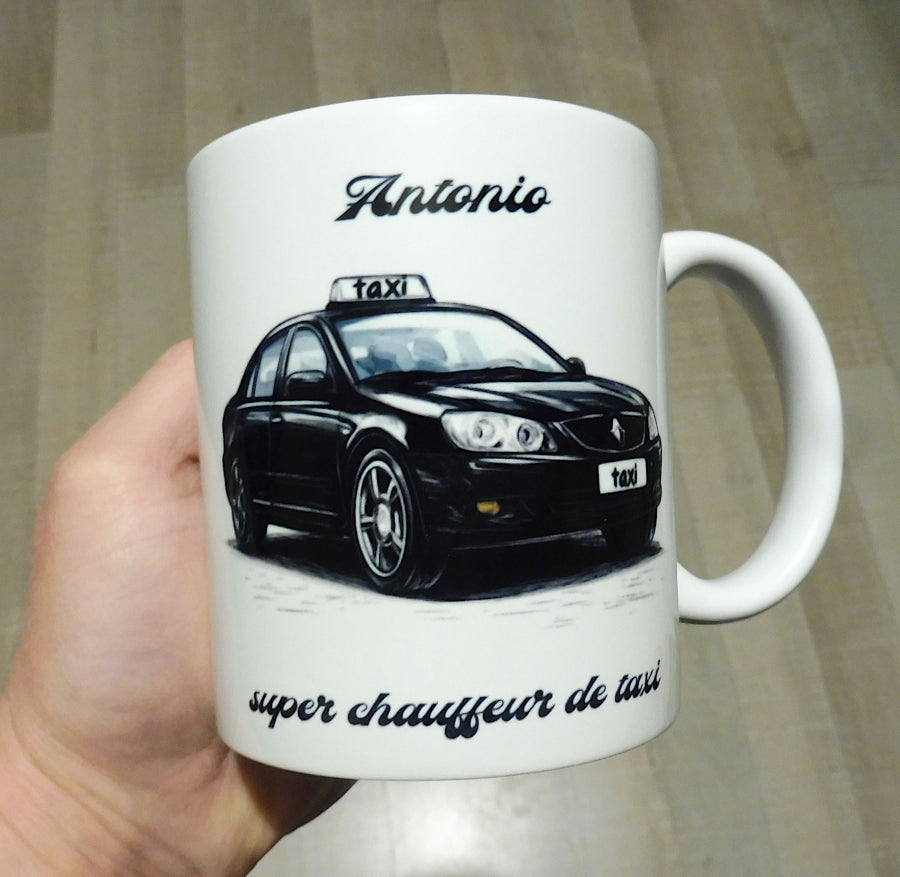 Mug blanc en céramique de 325 ml avec le dessin d'une voiture de  taxi noire, et personnalisé avec un prénom et message. Cadeau pour chauffeur de taxi