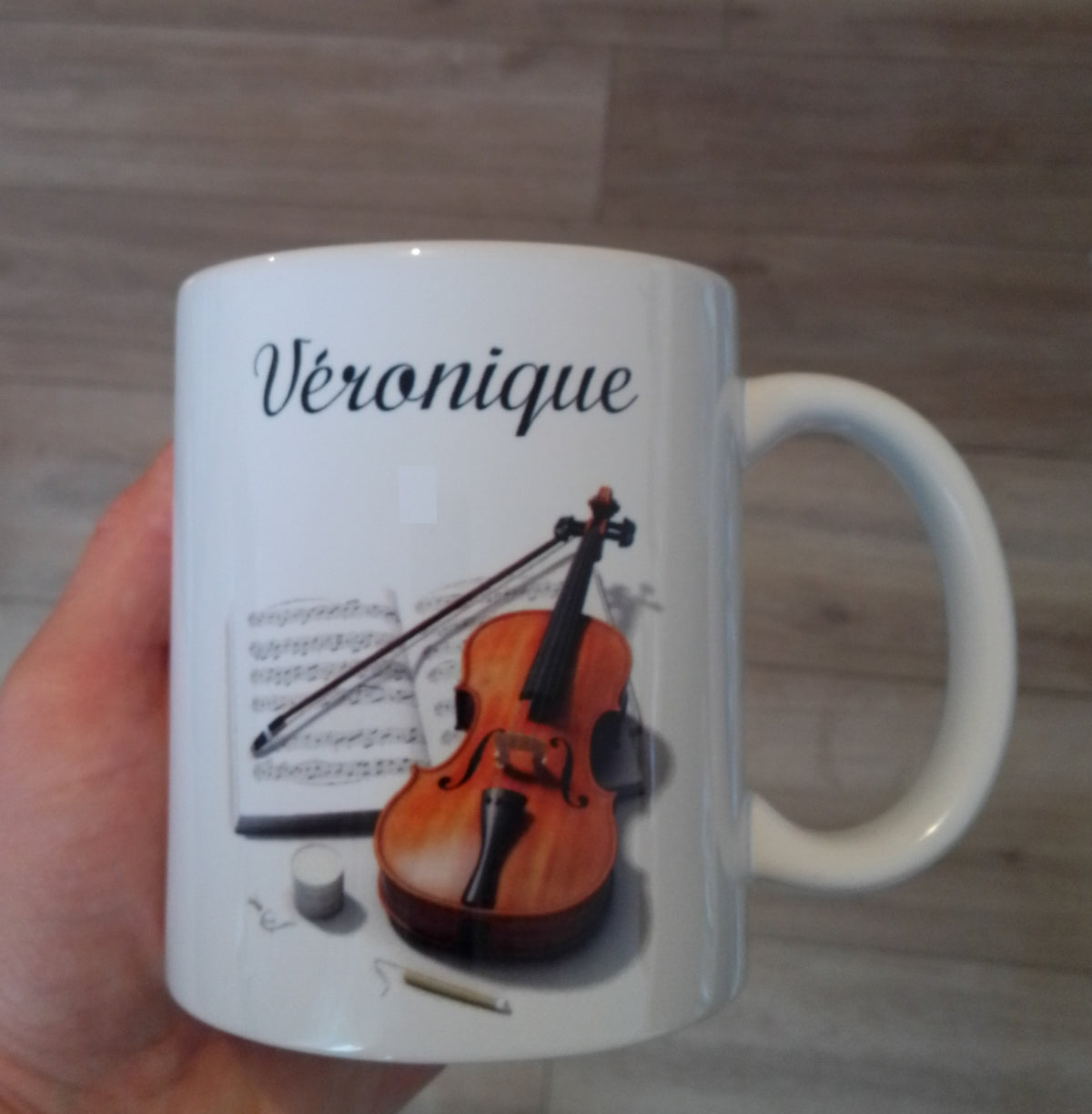 Mug violon personnalisé mise en situation - idée cadeau musique


