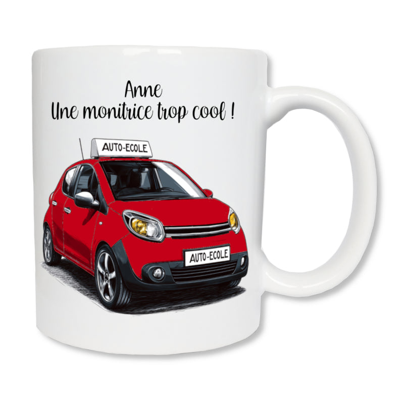 Mug en céramique blanc de 325 ml avec une voiture d'auto école rouge et personnalisé avec un message
