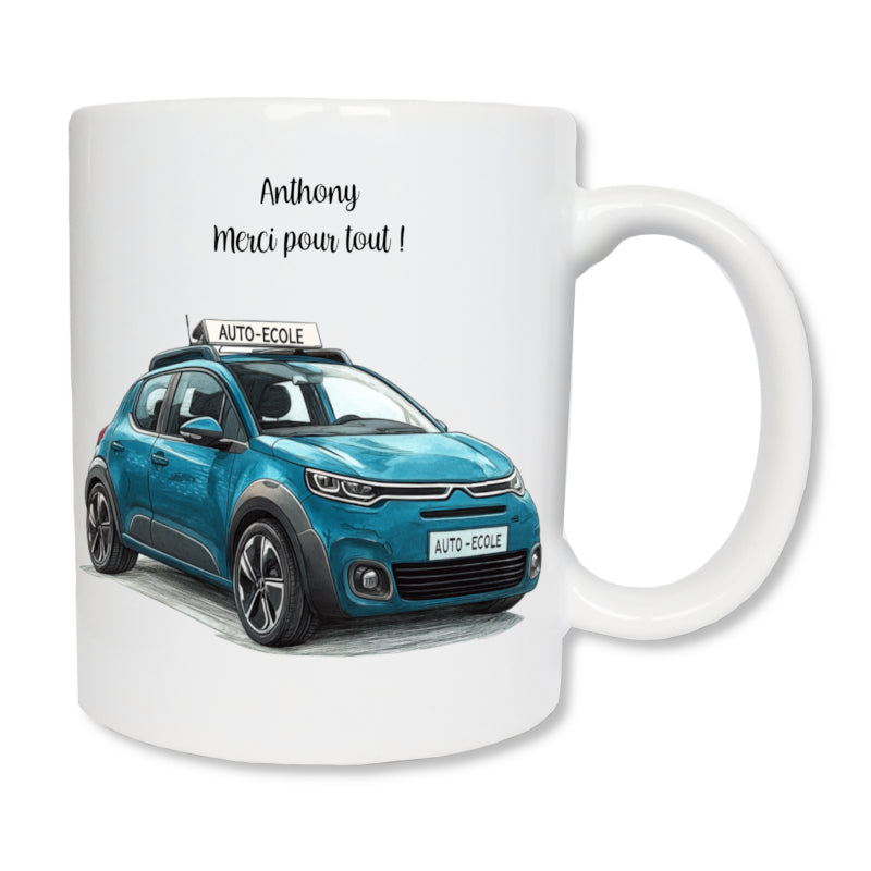 Mug en céramique blanc avec une voiture d'auto école bleue et personnalisé avec un message