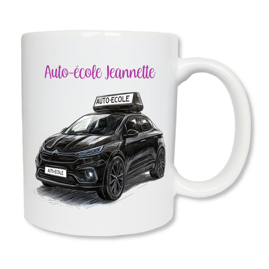Mug blanc en céramique de 325 ml avec une voiture d'auto-école noire  et personnalisé avec votre message. Cadeau pour moniteur / monitrice.