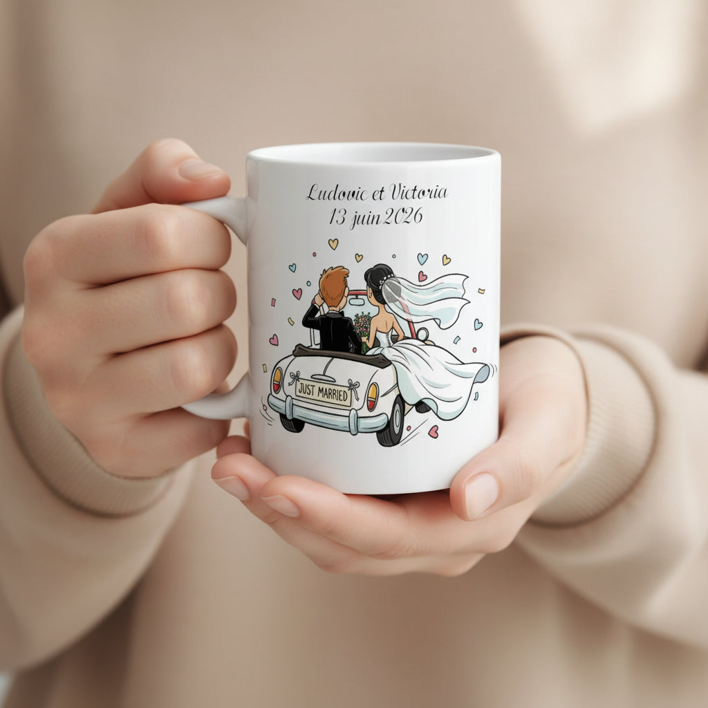 Mug personnalisé jeunes mariés tenu en main – cadeau mariage Just Married avec prénoms et date

