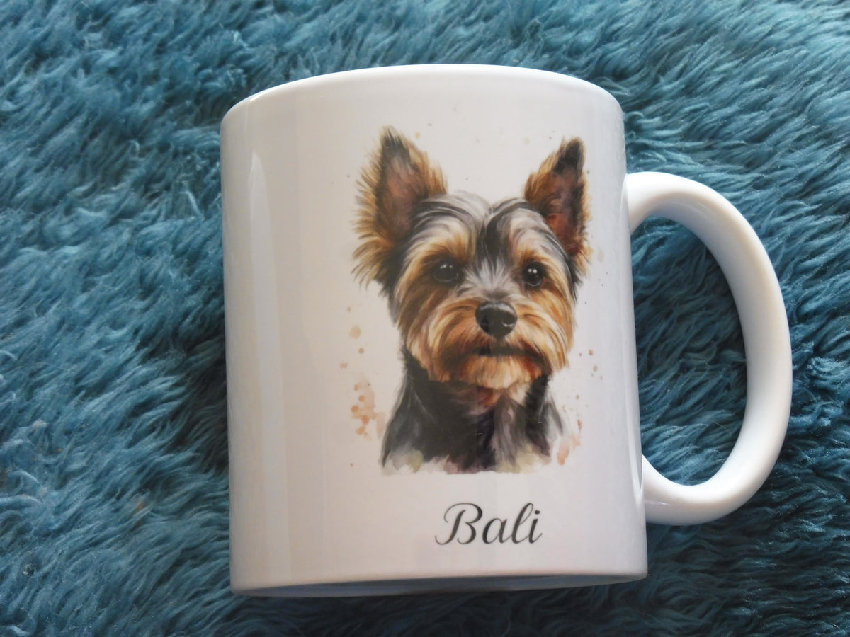 Mug blanc en céramique  de 325 ml avec un dessin représentant la tête d'un yorkshire de face, et personnalisé avec un prénom.