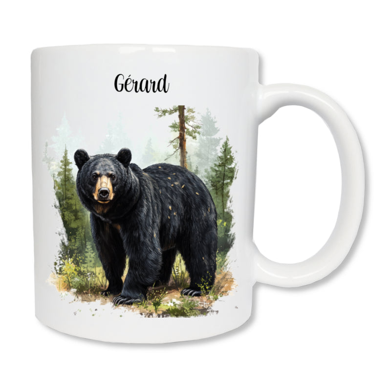 Mug blanc en céramique de 325 ml avec un ours noir de face qui est dans une forêt et personnalisé avec un prénom