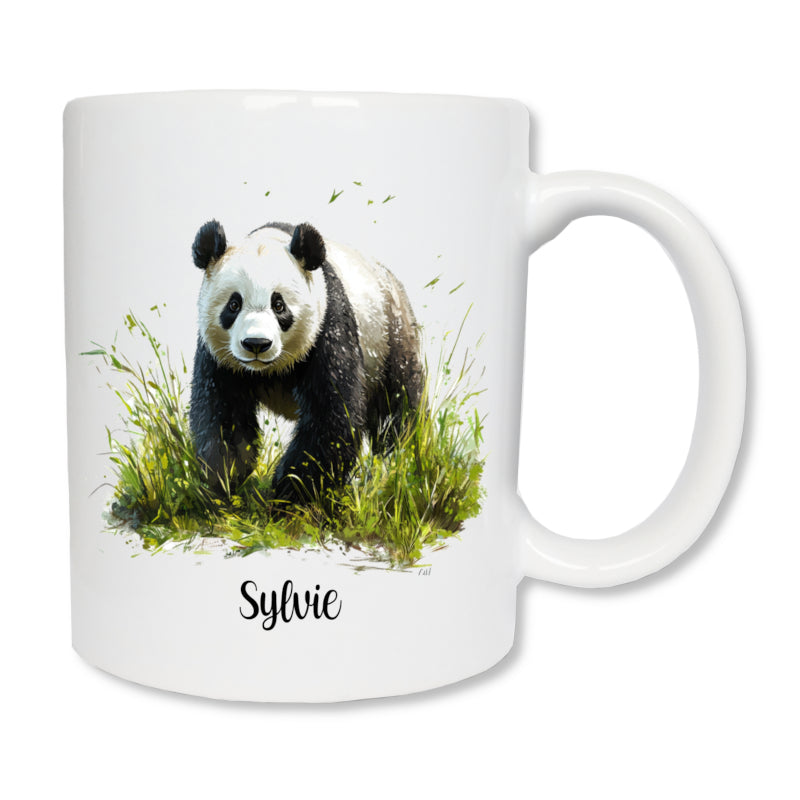 Tasse blanche de 325ml imprimée avec un panda qui marche dans l'herbe et personnalisé avec un prénom