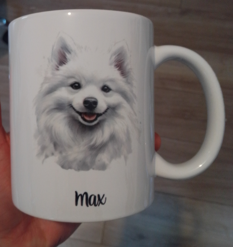 Mug blanc en céramique de 325 ml avec un dessin représentant la tête de face d'un chien spitz blanc et un prénom
