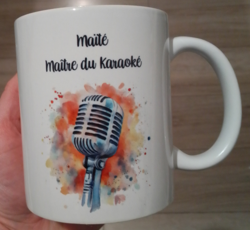Tasse blanche en céramique de 325 ml avec un dessin représentant un micro  en gros plan, sur un fond coloré et personnalisé avec un texte. Cadeau pour fan de karaoké