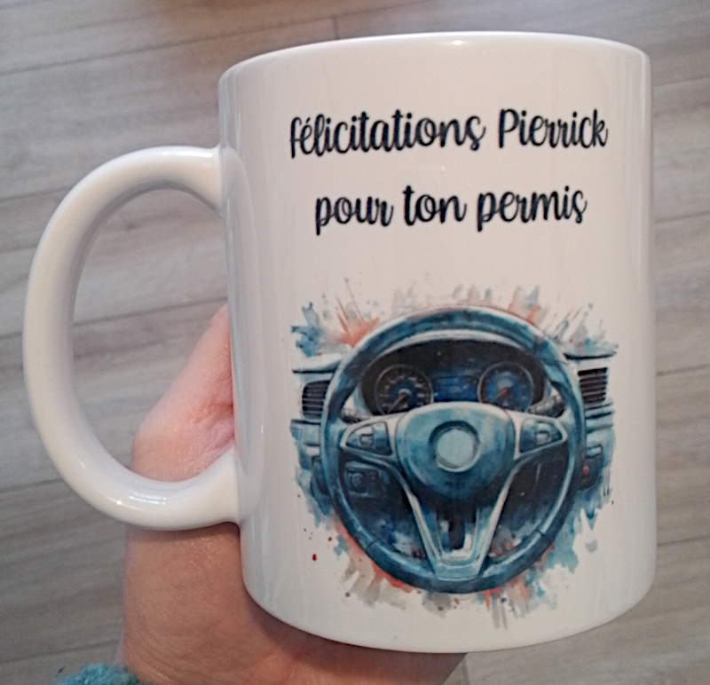 Mug personnalisé en céramique de 325ml avec un volant de voiture et un message pour féliciter une personne qui vient d'avoir son permis de conduire - Cadeau pour dire bravo pour l'obtention du permis de conduire