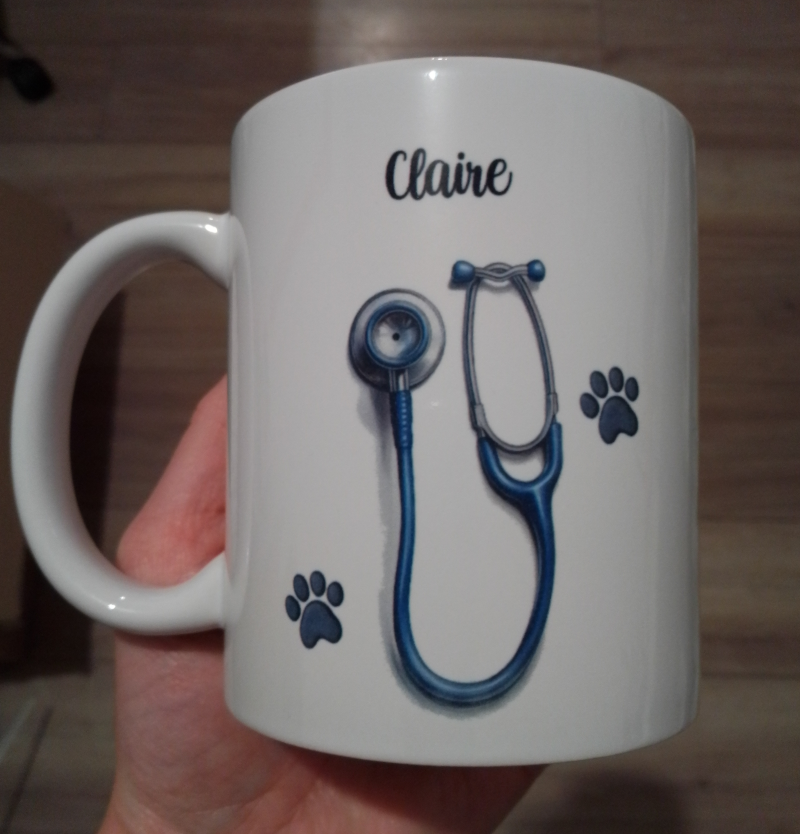 Mug personnalisé blanc en céramique de 325 ml imprimé avec un stéthoscope bleu, des empreintes de pattes et un prénom - Idée cadeau vétérinaire