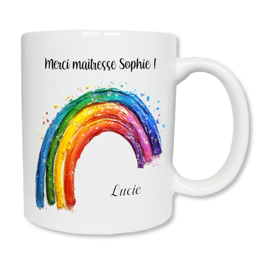 Mug blanc en céramique de 325 ml avec un arc-en-ciel et personnalisé avec votre texte et un prénom. Cadeau de fin d'année scolaire pour maître ou maîtresse d'école pour dire merci.