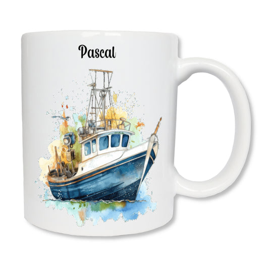 Mug personnalisé en céramique blanc représentant un bateau de marin pêcheur avec le prénom "Pascal" au dessus du bateau