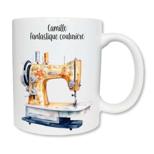 Mug personnalisé en céramique blanc affichant une machine à coudre et un message dédié à une couturière