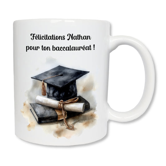 Mug blanc en céramique de 325 ml avec un chapeau de diplômé et personnalisé avec votre texte. Cadeau pour félicitations diplôme baccalauréat, brevet des collèges...