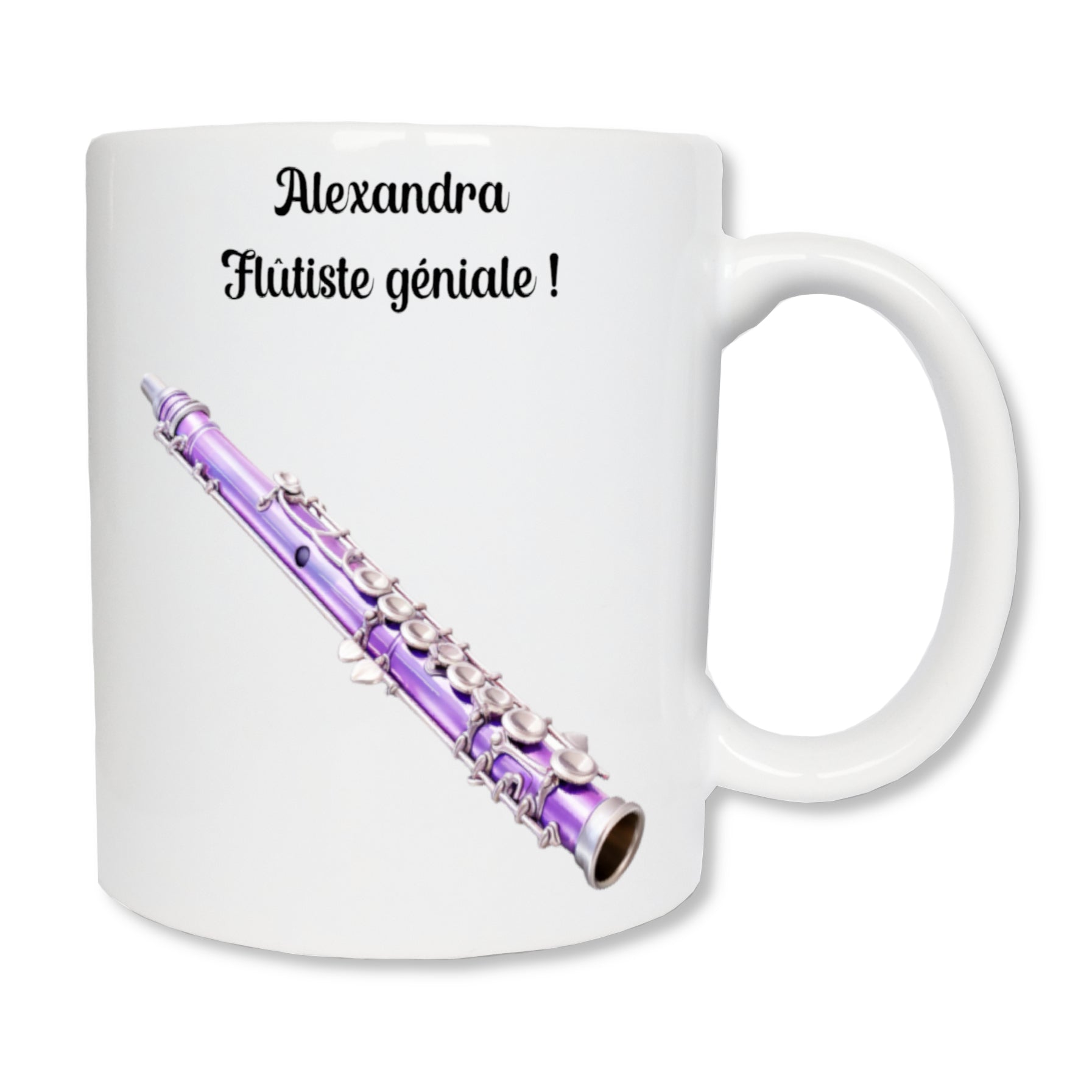 Mug en céramique blanc avec une flûte traversière de couleur mauve. En haut du mug est écrit un message sur deux lignes : "Alexandra Flûtiste géniales !"