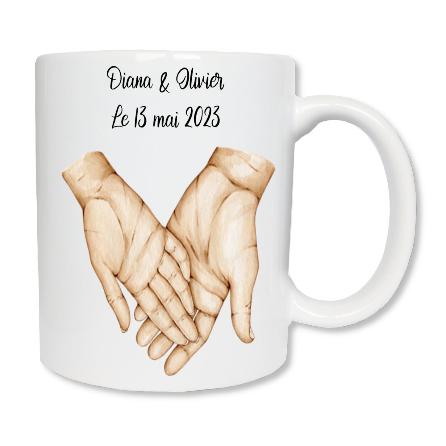 Mug personnalisé affichant les 2 mains d'un couple. En haut il y a leurs prénoms et une date de mariage ou de rencontre.