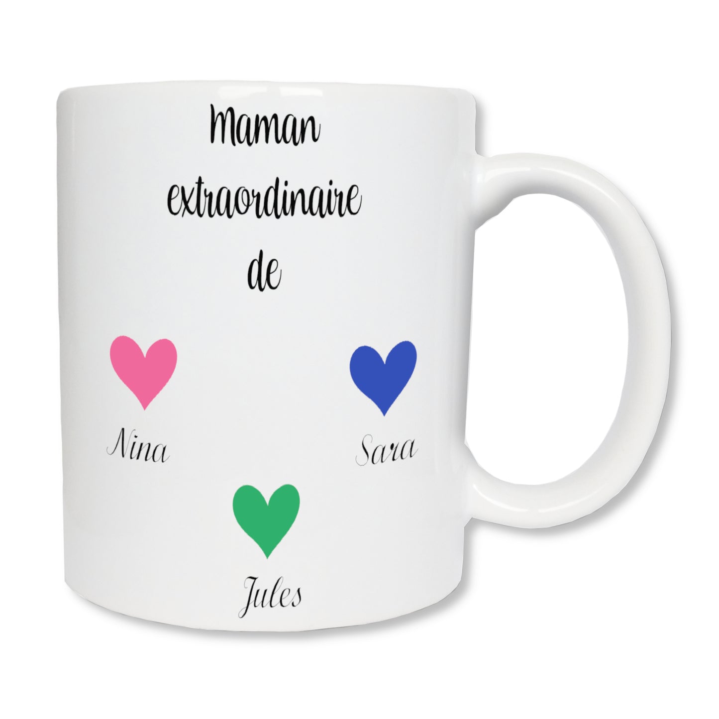 Mug personnalisé en céramique blanc affichant le texte "Maman extraordinaire de". Plus bas il y a trois coeurs colorés avec le prénom de trois enfants.