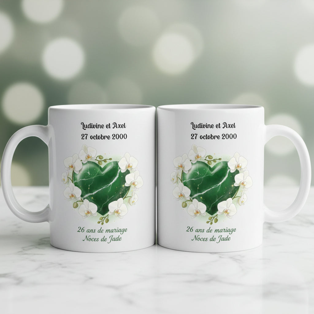 Duo de mugs personnalisés 26 ans de mariage Noces de Jade, posés sur un marbre blanc, illustration cœur en jade vert et orchidées blanches
