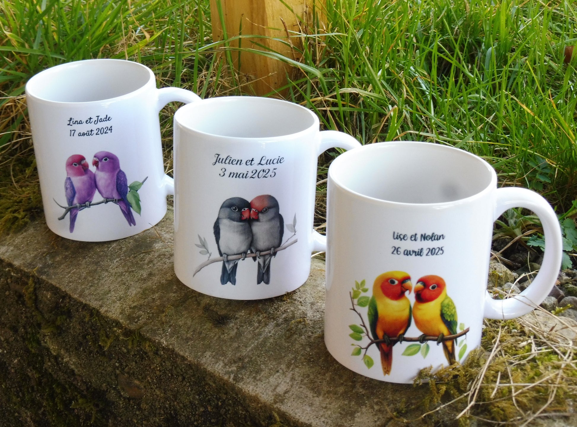 Mugs blancs en céramique de 325 ml imprimés avec deux oiseaux inséparables sur une branche et personnalisé avec un texte - Idée cadeau amitié