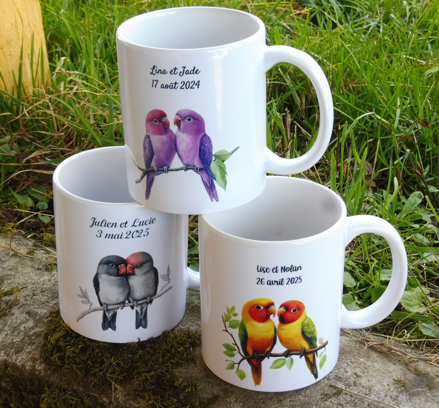 Mugs en céramique blanc de 325 ml représentant deux oiseaux inséparables sur une branche et personnalisé avec un texte - Cadeau deux amies
