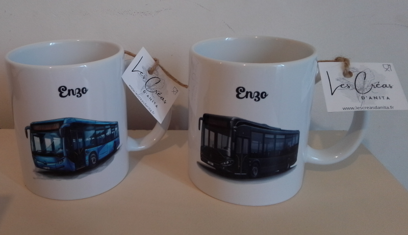Lot de deux mugs blancs en céramique de 325 ml. L'un est imprimé avec un bus bleu et l'autre avec un bus noir de profil. Ils sont personnalisés avec un prénom. Cadeau pour chauffeur / chauffeuse de bus.