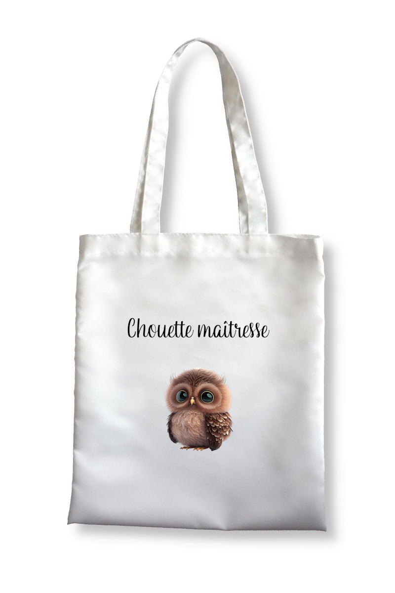 Tote bag de couleur blanche en polyester représentant une chouette et le  message "Chouette maîtresse" 